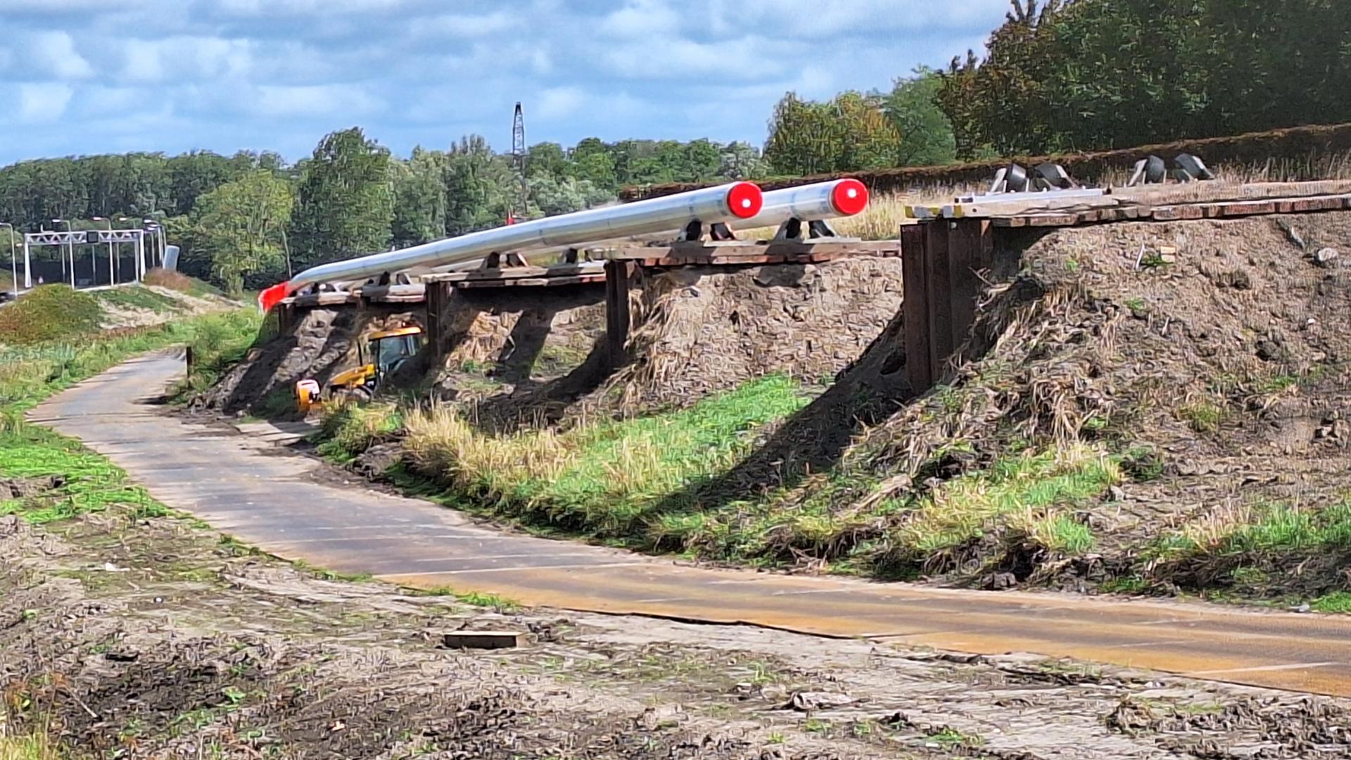 De aanleg van WarmtelinQ langs de A13 heeft behoorlijk wat voeten in de aarde - foto: Margo van Voskuilen