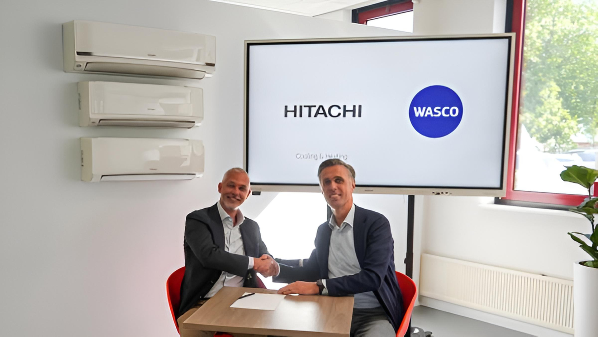 Xander Hagens (CEO Rexel Nederland – Wasco) en Gerd Vrieling (Managing Director Bosch Home Comfort Nederland) geven gezamenlijk vorm aan de samenwerking.