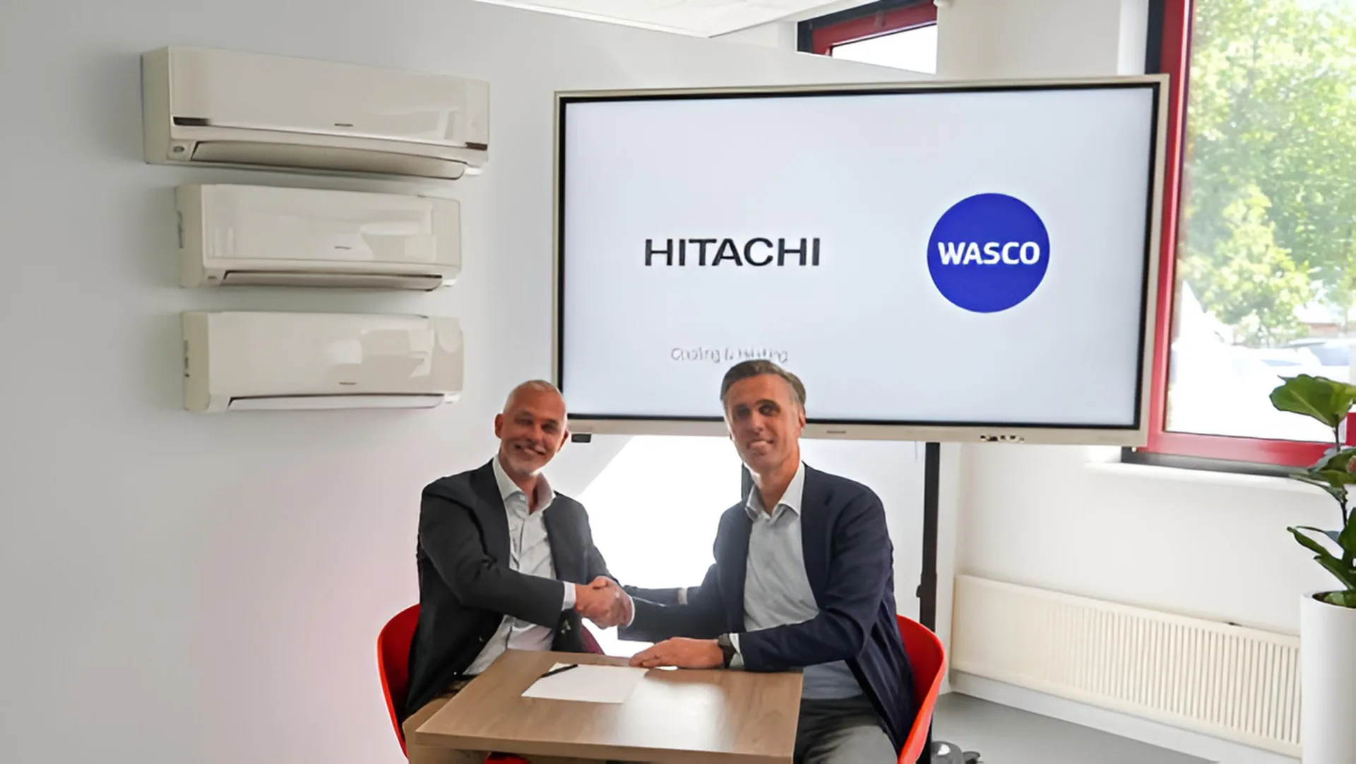 Xander Hagens (CEO Rexel Nederland – Wasco) en Gerd Vrieling (Managing Director Bosch Home Comfort Nederland) geven gezamenlijk vorm aan de samenwerking.