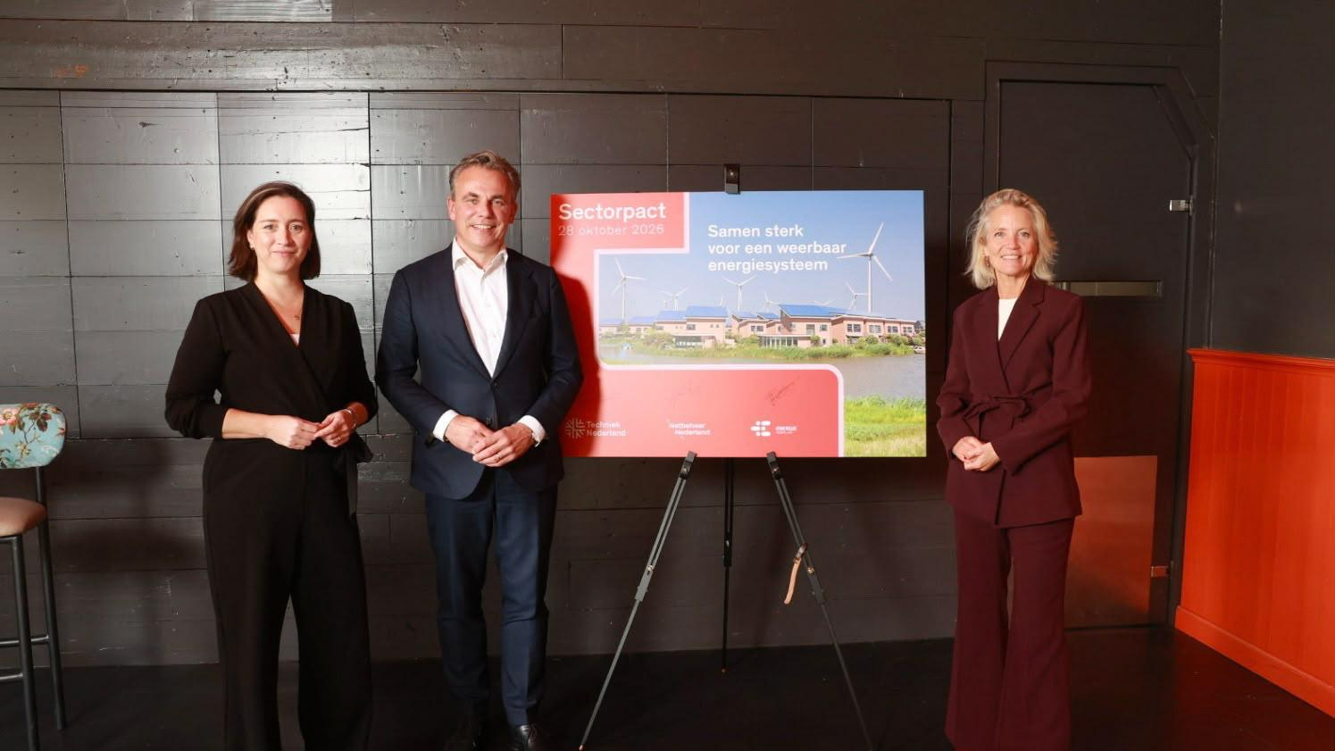 V.l.n.r.: Jinny Moe Soe Let, directeur Beleid en Communicatie bij Netbeheer Nederland, Mark Harbers, voorzitter Techniek Nederland en Femke Brenninkmeijer, voorzitter van Energie-Nederland - foto: Techniek Nederland